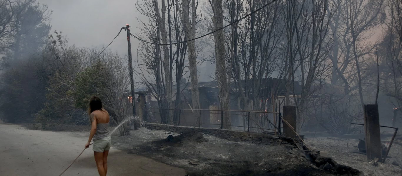 Εικόνες καταστροφής και θλίψης από τη φωτιά: Διακοπές ρεύματος σε περιοχές της Αττικής - Ποιοι δρόμοι έχουν κλείσει